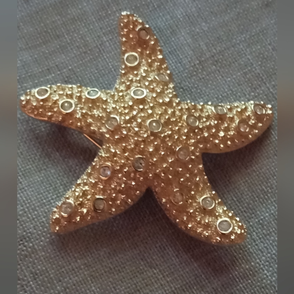 Swarovski Swan VTG Retired Pave Crystals Gold Tone Dancing Starfish Brooch/Pin